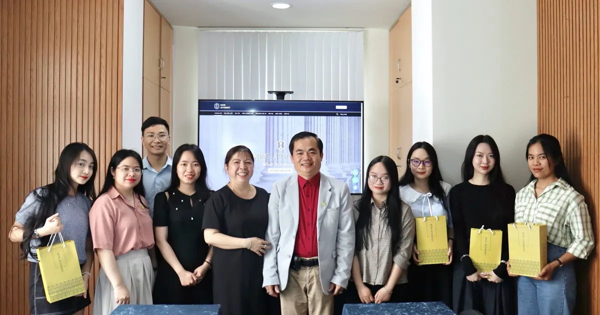 Doanh nhân Đỗ Hữu Chiến (JD Martin Do) - Tổng giám đốc Công ty CP King Attorney gặp gỡ và trao đổi với đội ngũ thực tập sinh
