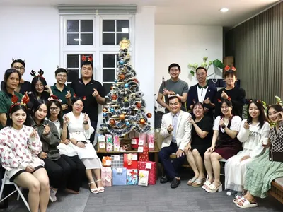 Khoảnh khắc ấm áp của Gia đình King Attorney trong Tiệc Giáng Sinh 2023