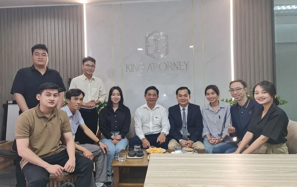 Hiệu trưởng Trường Cao đẳng Công thương Miền Trung ghé thăm trụ sở Công ty CP King Attorney
