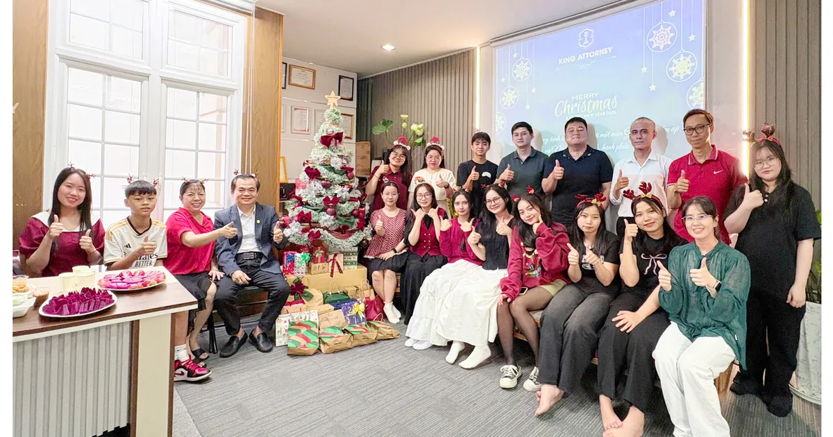  Không Khí Ấm Áp Của Gia Đình King Attorney Trong Tiệc Giáng Sinh 2024 